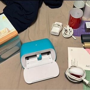 Cricut joy it’s only been used maybe ten times it’s practically brand new